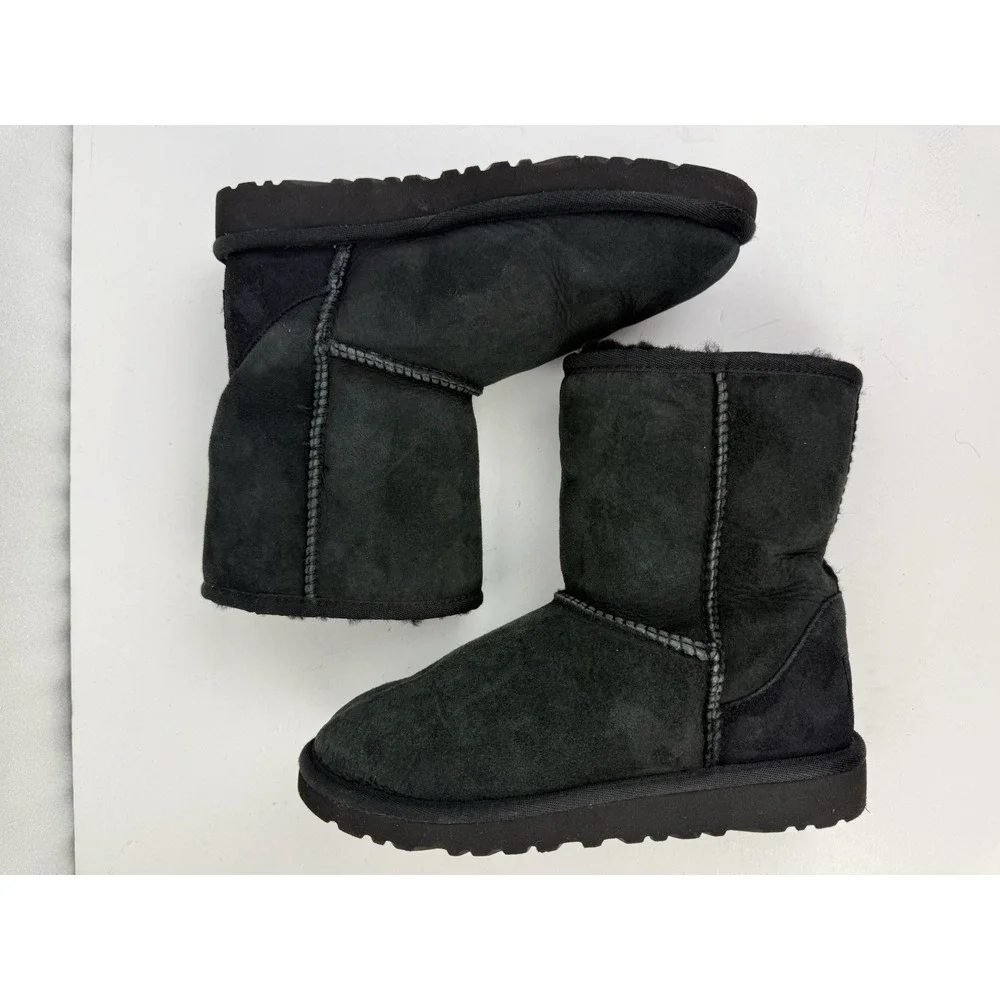 UGG Australia Classic Short II Boots Black Suede Sheepskin Youth Sz. 3 WMS Sz. 5